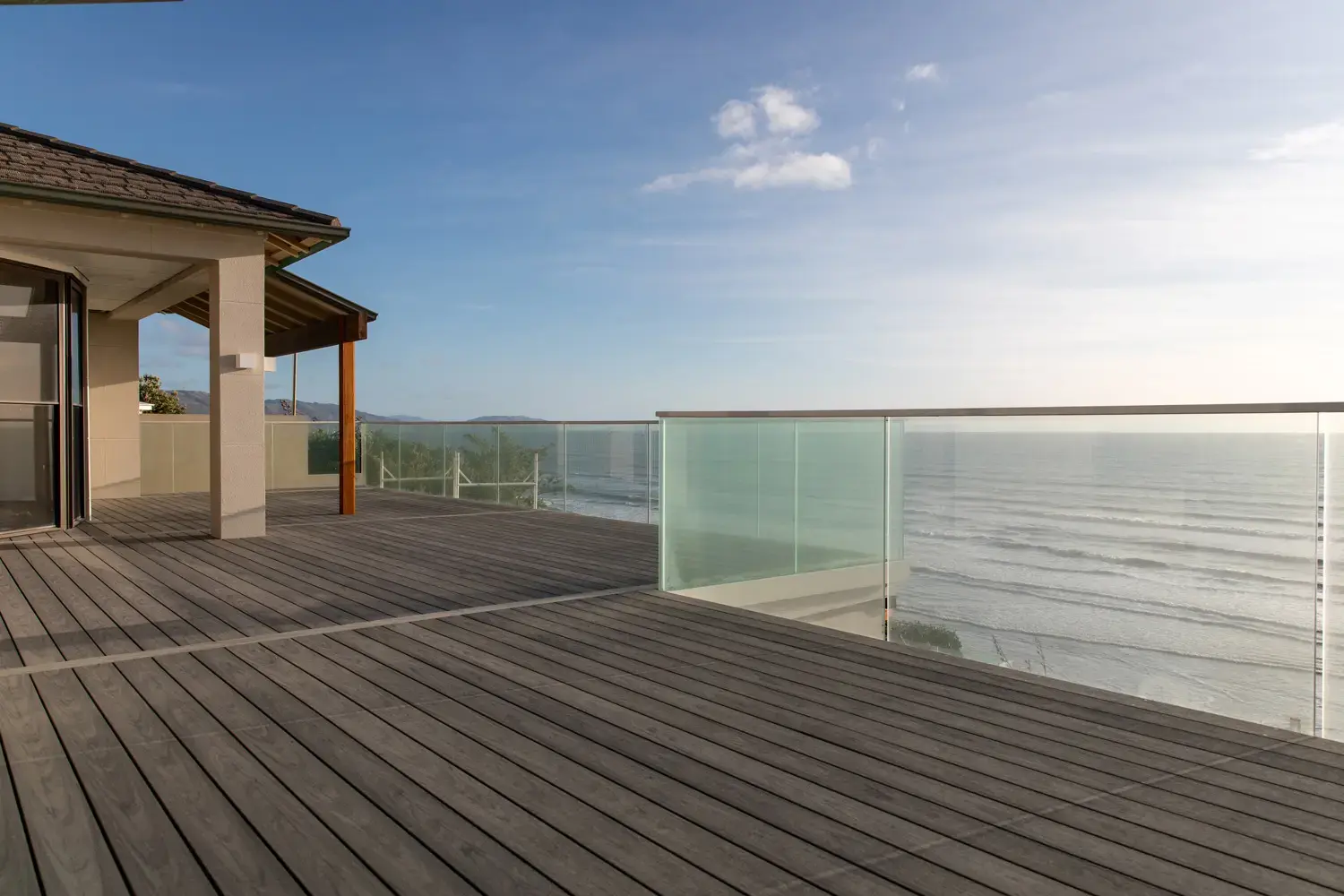 BiForm on Treadtech: A High-End Coastal Deck Built on an Aluminium Subframe System